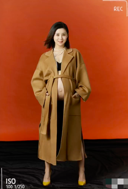 虽然李小萌已经怀孕10个月肚大如箩,但整个人并没有怎么浮肿,挺着大