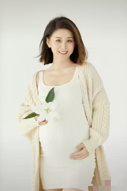 的一组孕肚照,并配文"宝宝快点出来吧,妈妈实在是hold不住这个肚子"