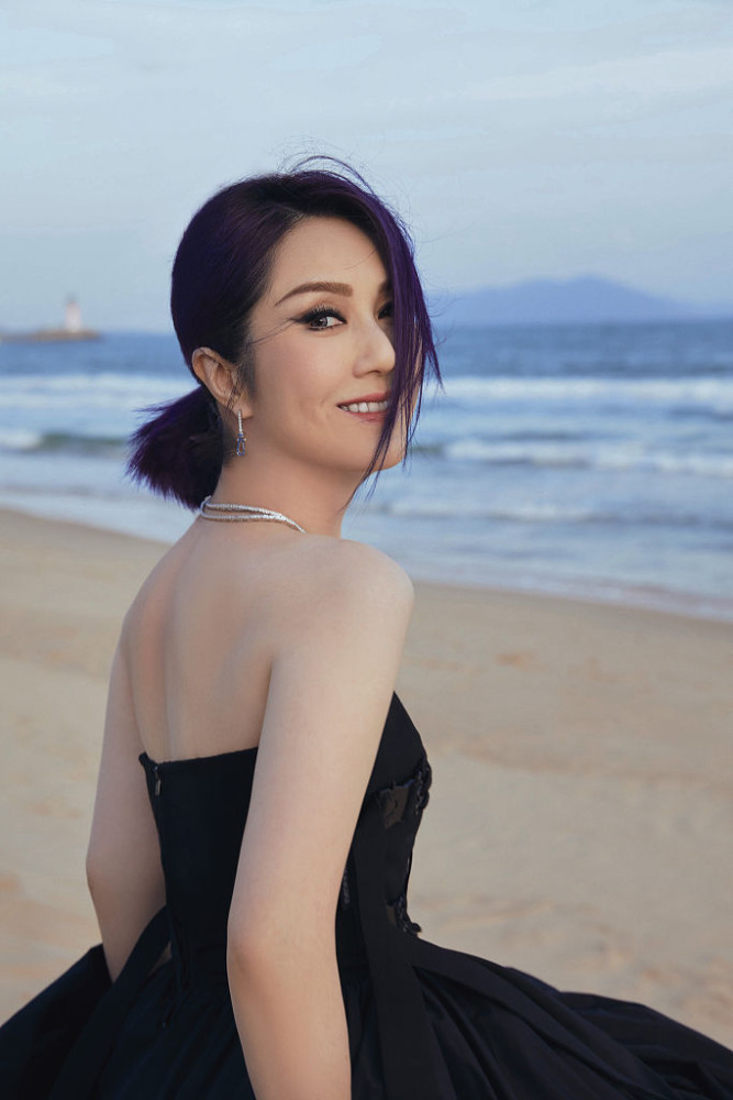 杨千嬅抹胸礼服造型化身优雅黑天鹅低马尾慵懒随性不失气场