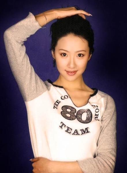 演员侯耀文:抛弃发妻刘彦,和韦唯同居,最后却娶了比女儿还小的陈一嘉