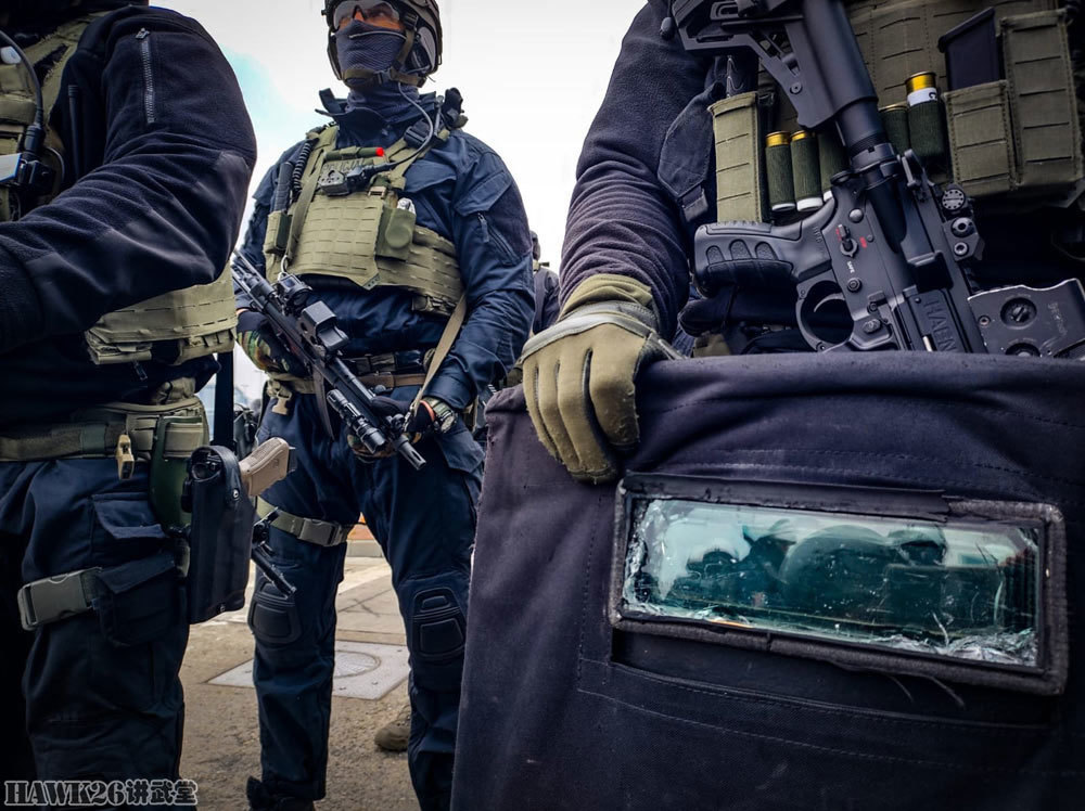 直击波兰白俄罗斯边境对峙现场 特警使用德国步枪 对付中东难民_腾讯