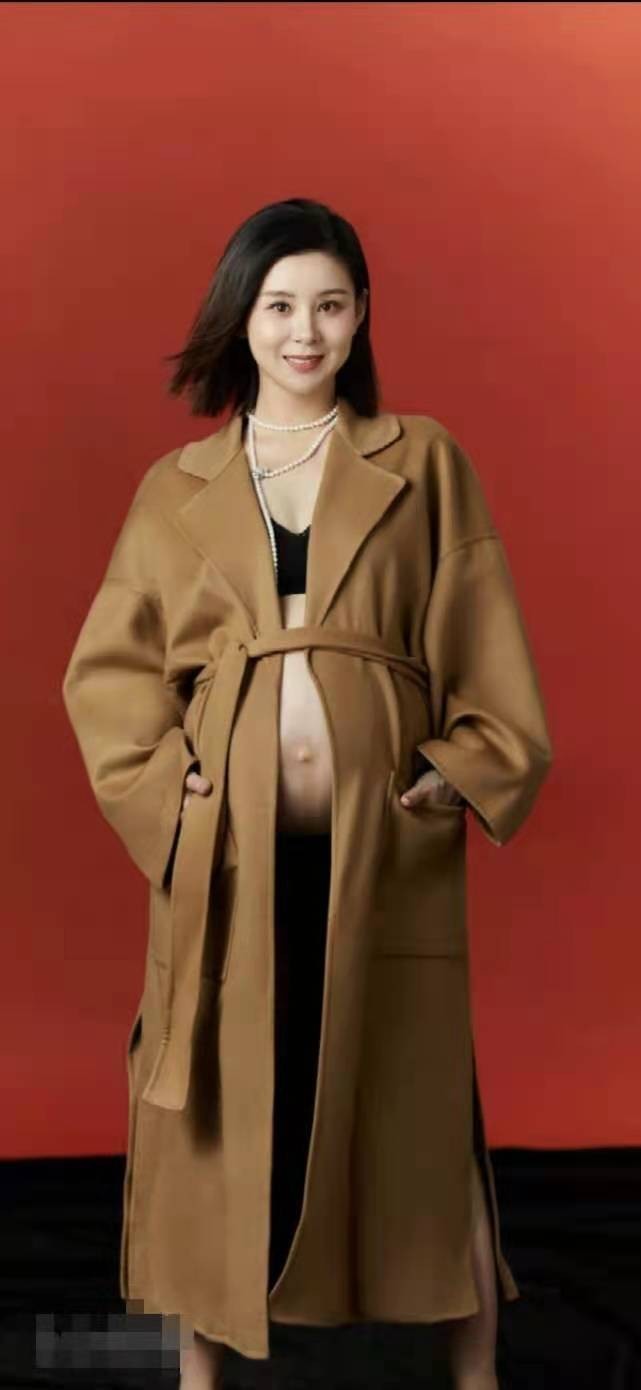 李小萌将怀孕10月照片都放出来,记录孕育不易,并借机"催促"宝宝快点到