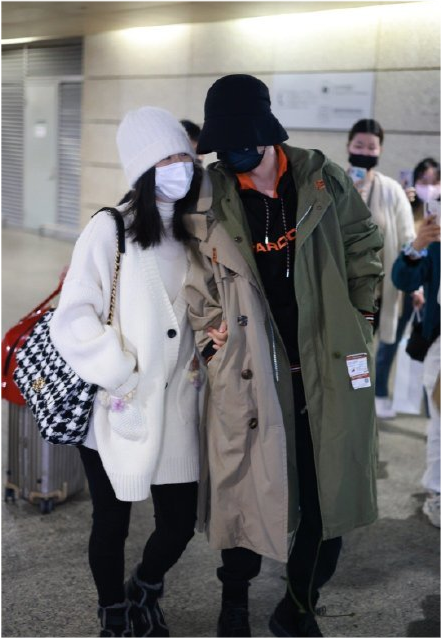 甜爆了谢娜张杰同框现身机场夫妻俩贴身说悄悄话深情对视好恩爱