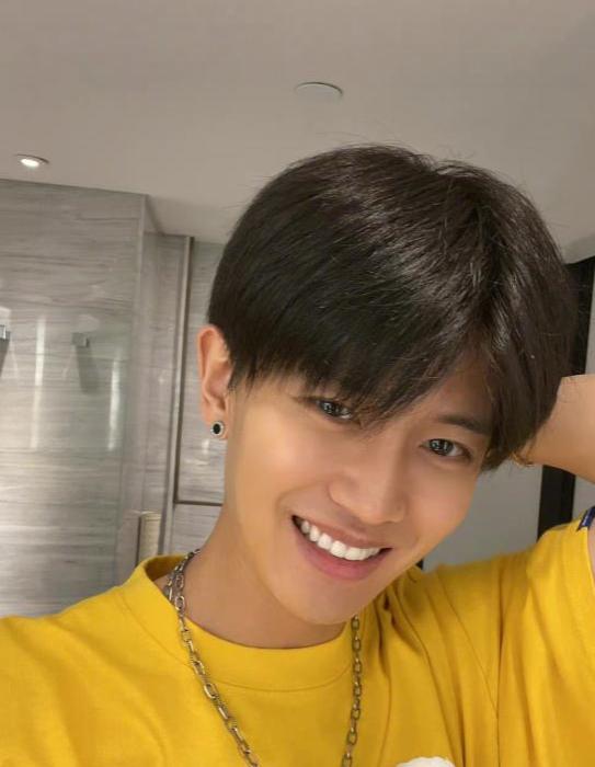 任嘉伦回家后心情大好晒素颜九宫格照戴耳钉被说娘