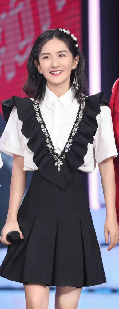 谢娜每天坚持给小女儿挤母乳，满满地攒了一冰箱