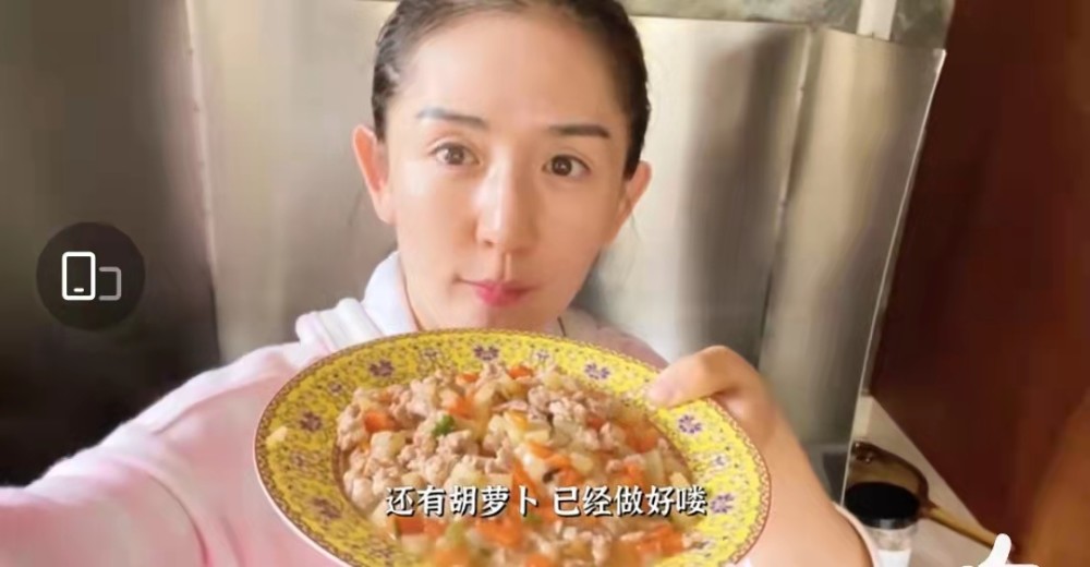 谢娜每天坚持给小女儿挤母乳，满满地攒了一冰箱