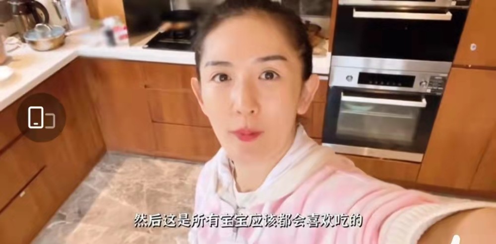 谢娜每天坚持给小女儿挤母乳，满满地攒了一冰箱