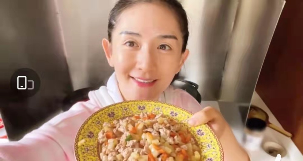 谢娜每天坚持给小女儿挤母乳，满满地攒了一冰箱