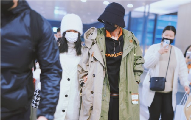 谢娜张杰同框现身机场,夫妻俩贴身说悄悄话,深情对视好恩爱