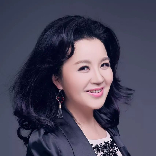 别看吴爱艺平时在滑稽戏,或是情景喜剧里是外来妹扮演专业户,她可是