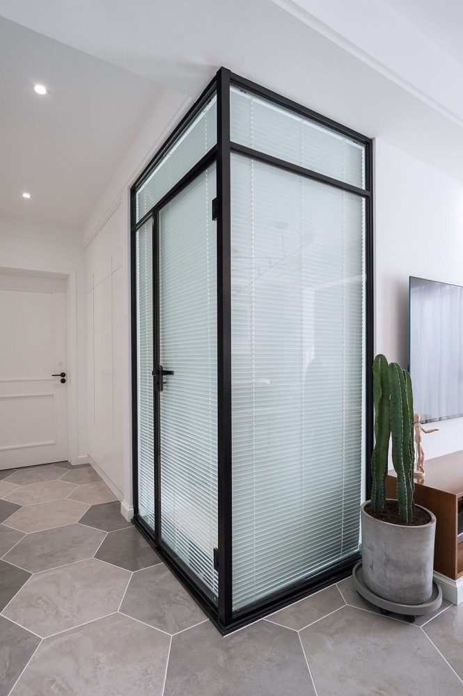 多功能实用区书房不仅是办公学习的空间,也是一个临时的卧室,磨砂玻璃