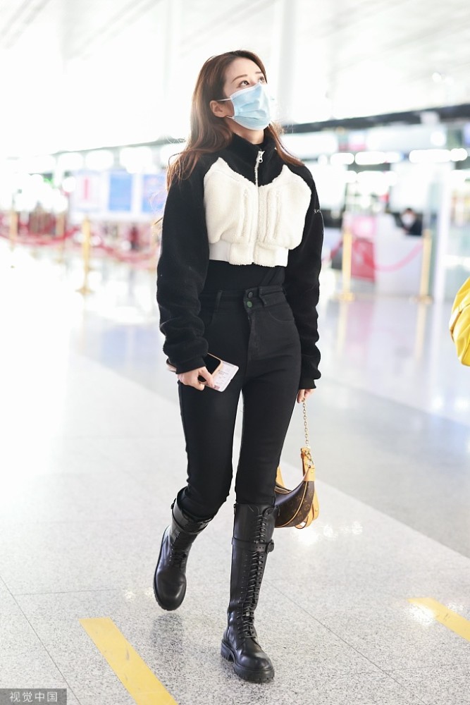 颖儿街拍:短跨羊羔毛夹铅笔裤 骑士靴lv包袋高挑酷飒