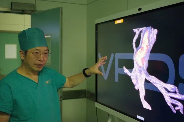 解放军总医院泌尿外科医学部张旭教授团队在erus会场演示机器人下腔