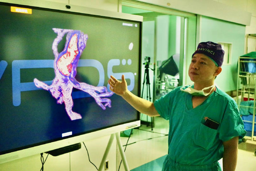 解放军总医院泌尿外科医学部张旭教授团队在erus会场演示机器人下腔