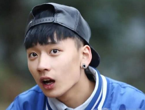 节目中与小勒优互换生活的是生活在单亲家庭中的崔晋,净身出户的崔