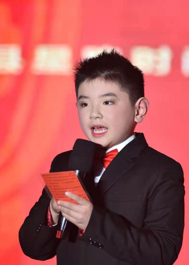 4,有过播音主持学习经验或参与过相关活动主持,具有良好的舞台经验者