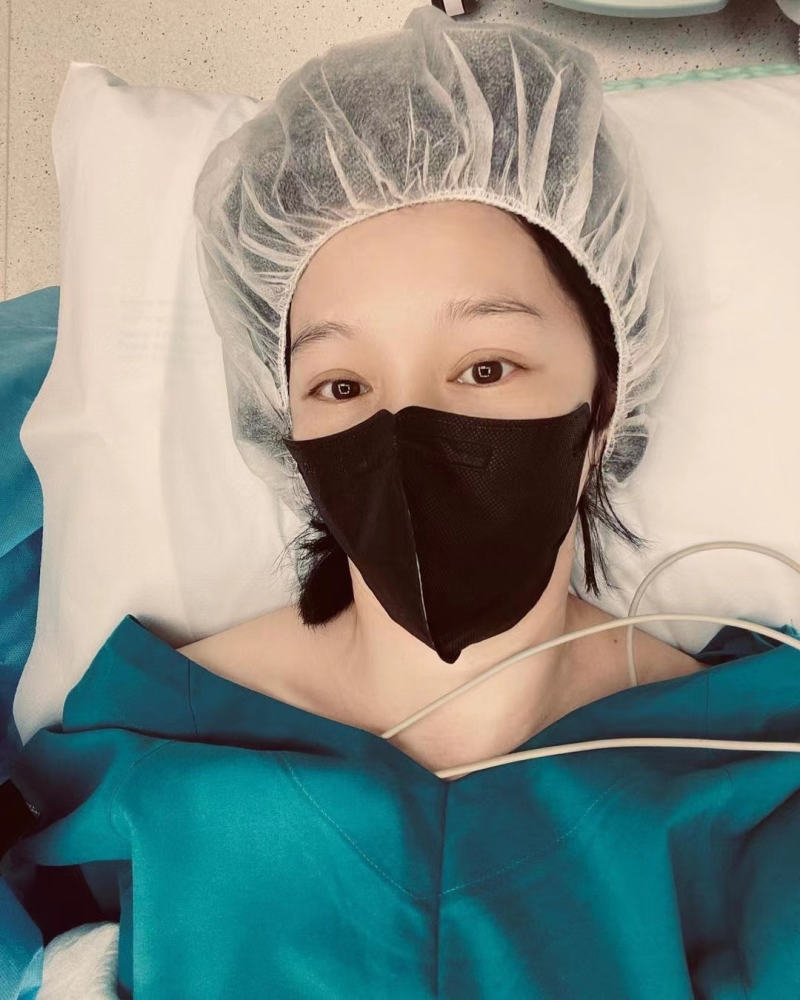 照片中,徐若瑄穿着病号服躺在病床上,面色苍白神情憔悴,眼睛无神看