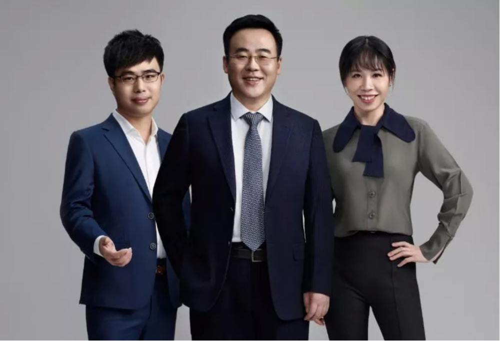 哔哩哔哩(左)徐逸 (中)陈睿 (右)李旎再多的理想主义,都是事后说出来