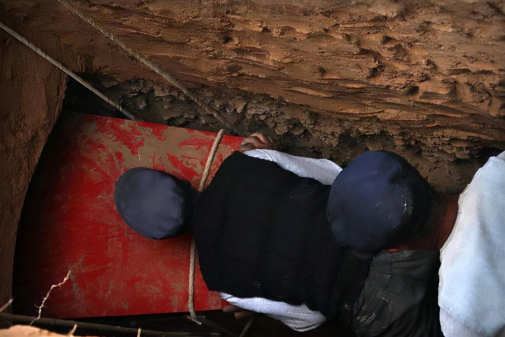 浙江农民在棺材上睡30年