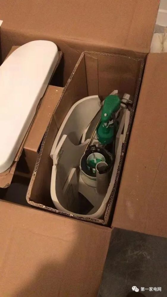 消费者投诉在京东购买的toto马桶水箱破损严重