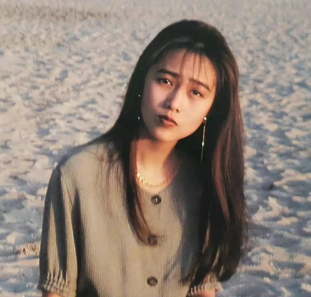 22岁的工藤静香太美了,长相俏皮玲珑,服装穿搭现代也不过时_腾讯新闻