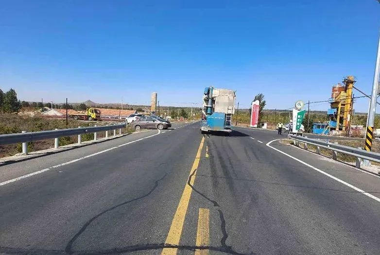 覆车之戒驾车系好安全带遵规行驶无意外