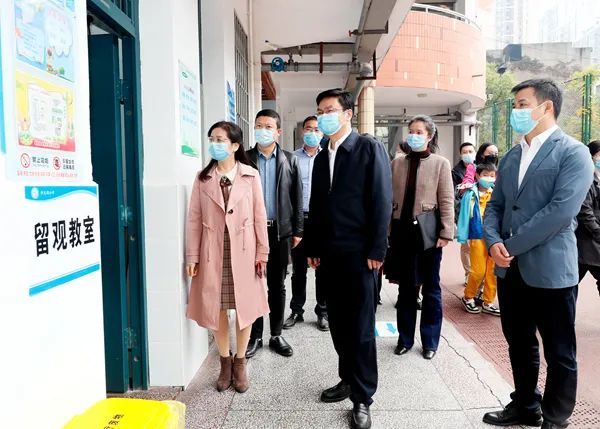 吴新伟在仰天湖小学了解3至11岁人群接种新冠疫苗工作开展情况.