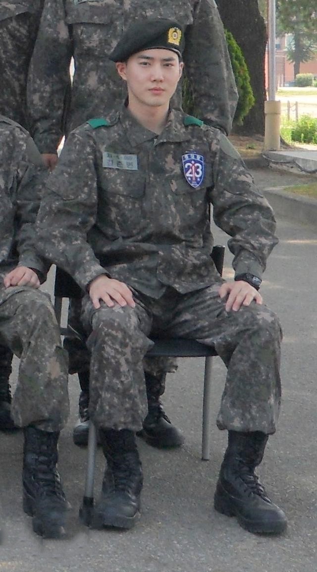 suho去年5月入伍服兵役,是类似替代役的社会服务员,预计于明年2月13日