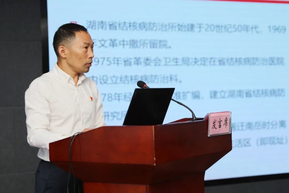 第四党总支书记蔡伟和第六党总支书记龚智勇作交流