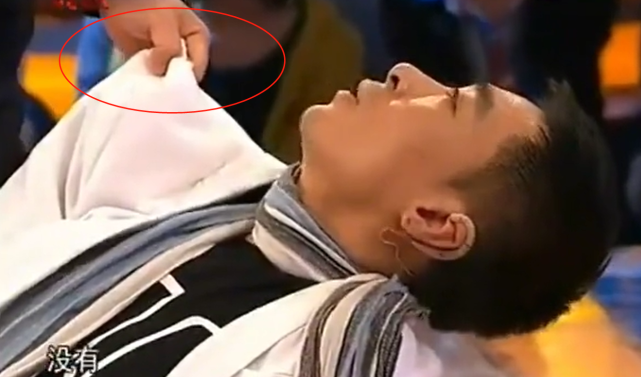 张绍刚质疑选手2012年5月《非你莫属》的现场,只见主持人张绍刚抓着