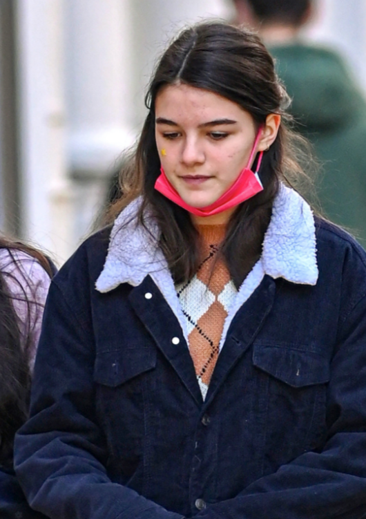 阿汤哥15岁女儿苏瑞穿帆布鞋打扮素朴鼻子酷似爸爸颜值始终在线