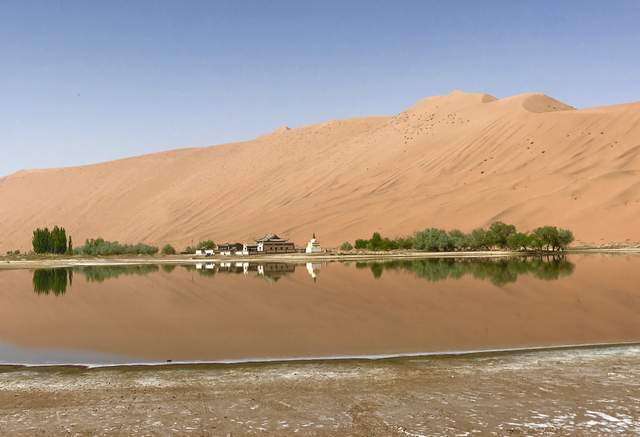 位于巴丹吉林沙漠中的"达格图湖",为什么会呈现粉红色?