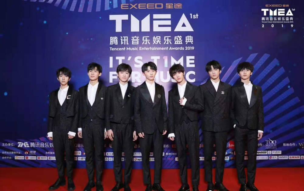 时代少年团5人走红毯少年们不忘帮缺席的丁程鑫与张真源签名团魂好戳