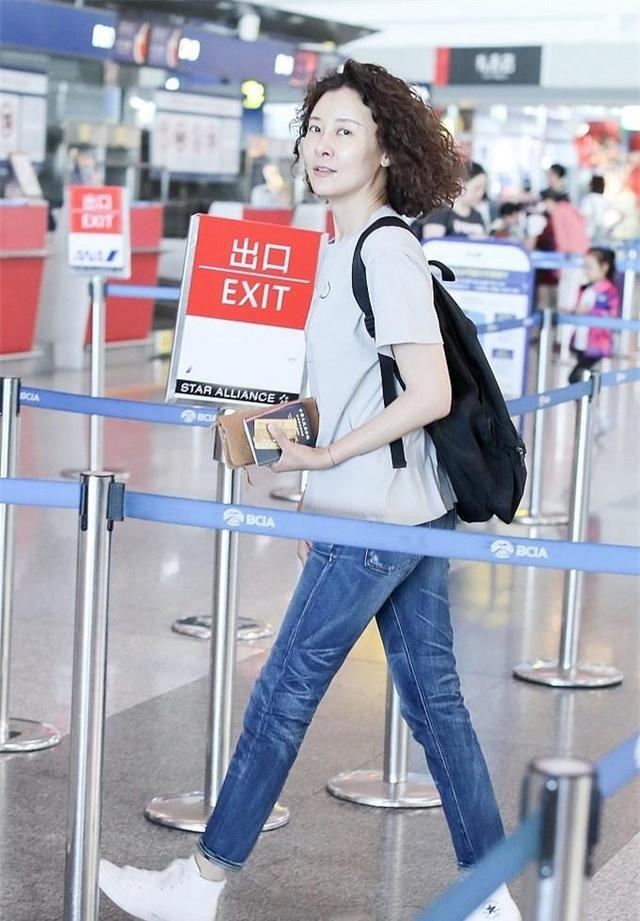 柯蓝自然美不做作,素颜蜡黄有斑毫不掩饰,这就是的真实49岁!