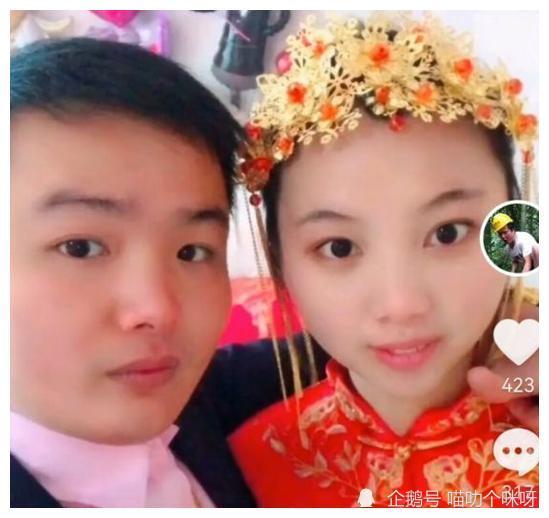 首先是两个人的结婚照被扒了出来,照片中可以看到