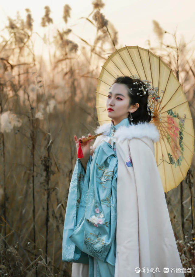 冬日里的汉服美女