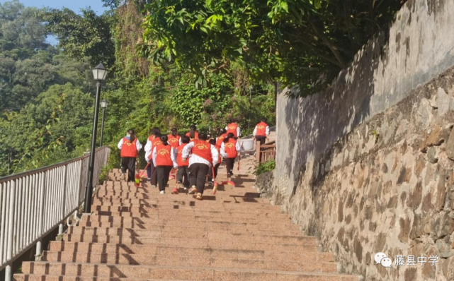 【青春的红心向党,志愿服务在行动】-藤县中学开展清扫鸡谷山公园志愿