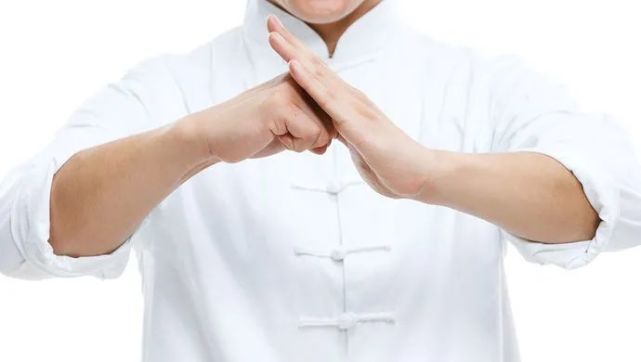 与熟人见面时,由原来的握手,拥抱变成行挥手礼,合十礼,拱手礼.