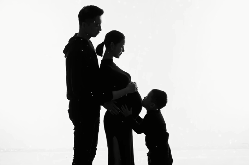 李小萌晒二胎性感孕肚照穿高跟鞋肚子大如球老公贴身拥抱好恩爱