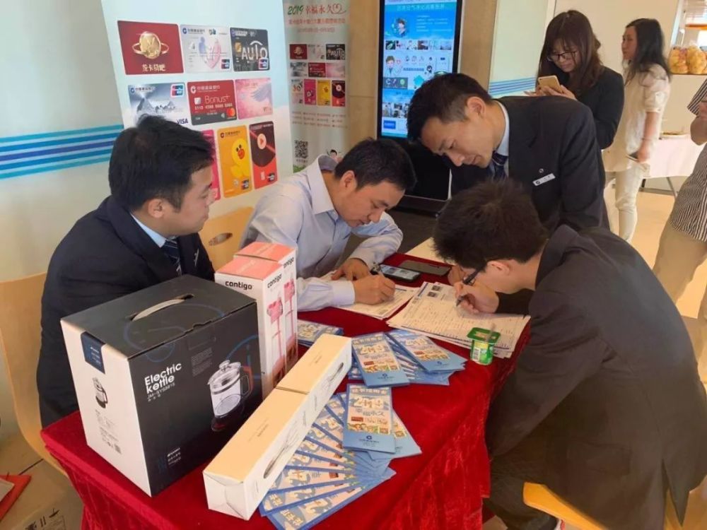 为什么银行的人天天追你办信用卡是钱多没地儿花吗