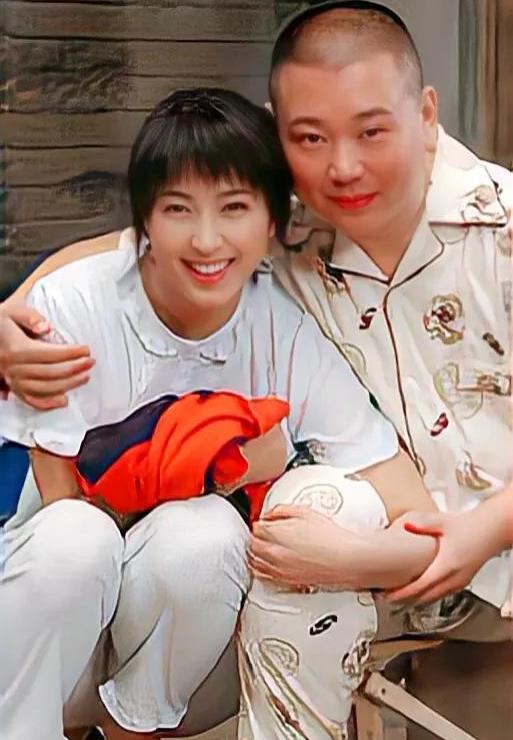 人家闫学晶刚离婚就又榜上大款老公马明东了,据说马明东的实力比林岳