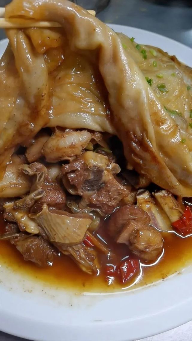 百县千味万香巴里坤羊肉焖饼子面饼之下大有玄机