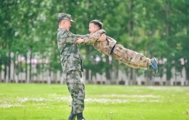 夜读丨在军人家庭长大是一种怎样的体验?