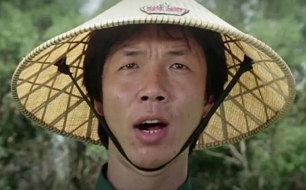 彼时,张嘉年只是娱乐圈里的小演员,他经常自嘲地表示,挨打挨骂是常态