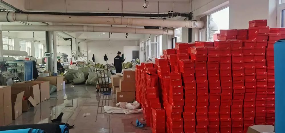 做假鞋被查封莆田某鞋厂老板竟带人转移流水线