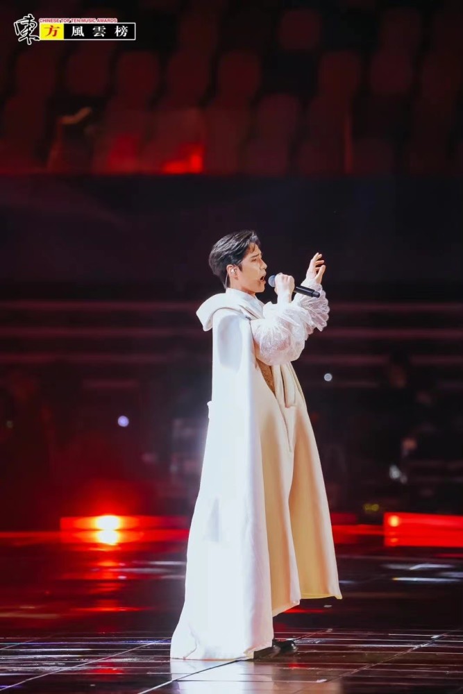 众星亮相第28届《东方风云榜》音乐盛典 周深获最受欢迎男歌手