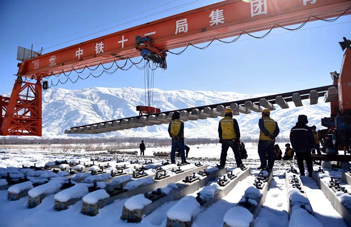 在嘎啦山隧道,工程團隊需要面對長度達到700米以上的風積沙帶,並在