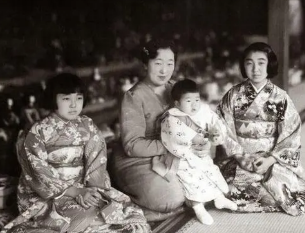 昭和天皇裕仁的妻子,香淳皇后也就是良子是贵族出身,但由于连生4胎全