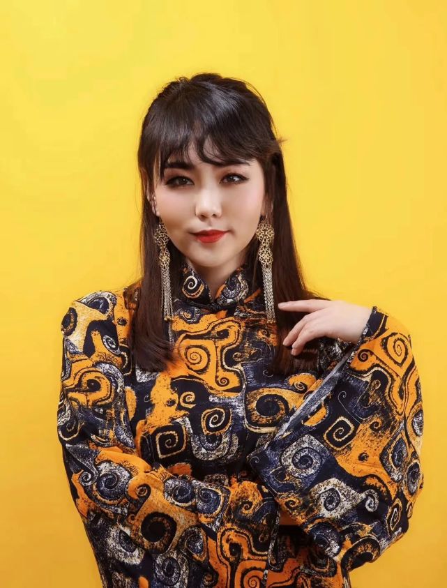 乌日韩,内蒙古锡林郭勒盟镶黄旗乌兰牧骑独唱演员,毕业于蒙古国国立