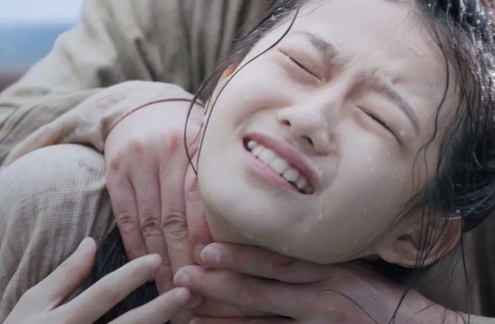 两个人都已经35岁了,虽然杨幂一直想要演出那种少女感,但是他脖子上的